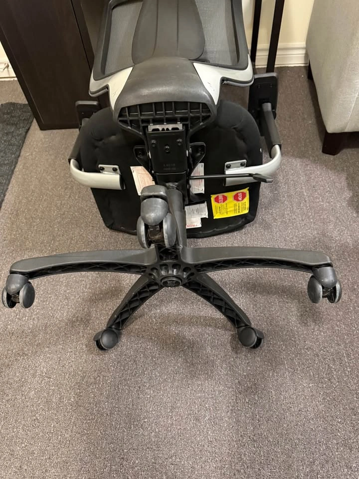 Ergonomic Mesh Office Chair – Moving Sale, Excellent Cond - photo 5