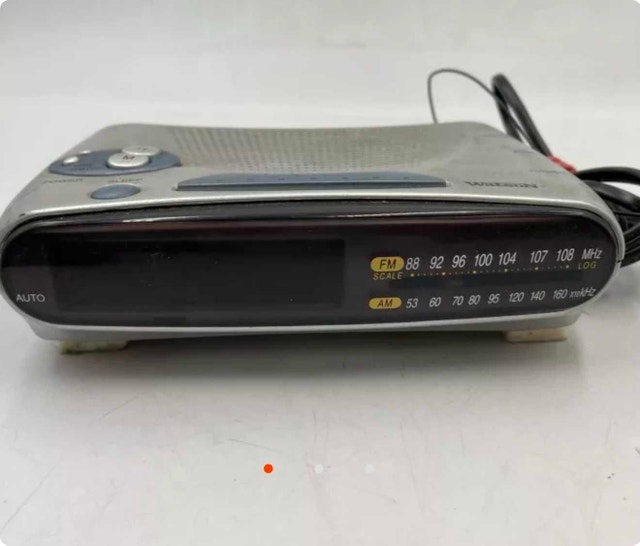 Sylvania digital AM/FM alarm clock radio - photo 2