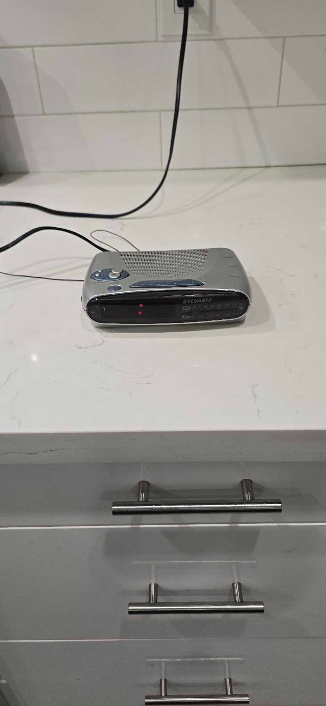 Sylvania digital AM/FM alarm clock radio - photo 3