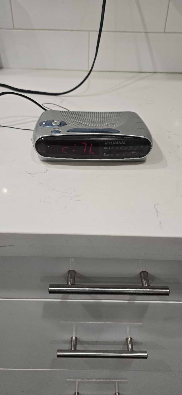 Sylvania digital AM/FM alarm clock radio - photo 4