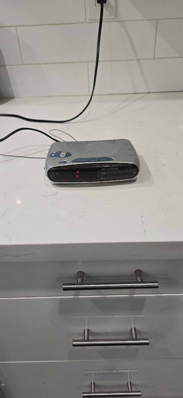 Sylvania digital AM/FM alarm clock radio - photo 5