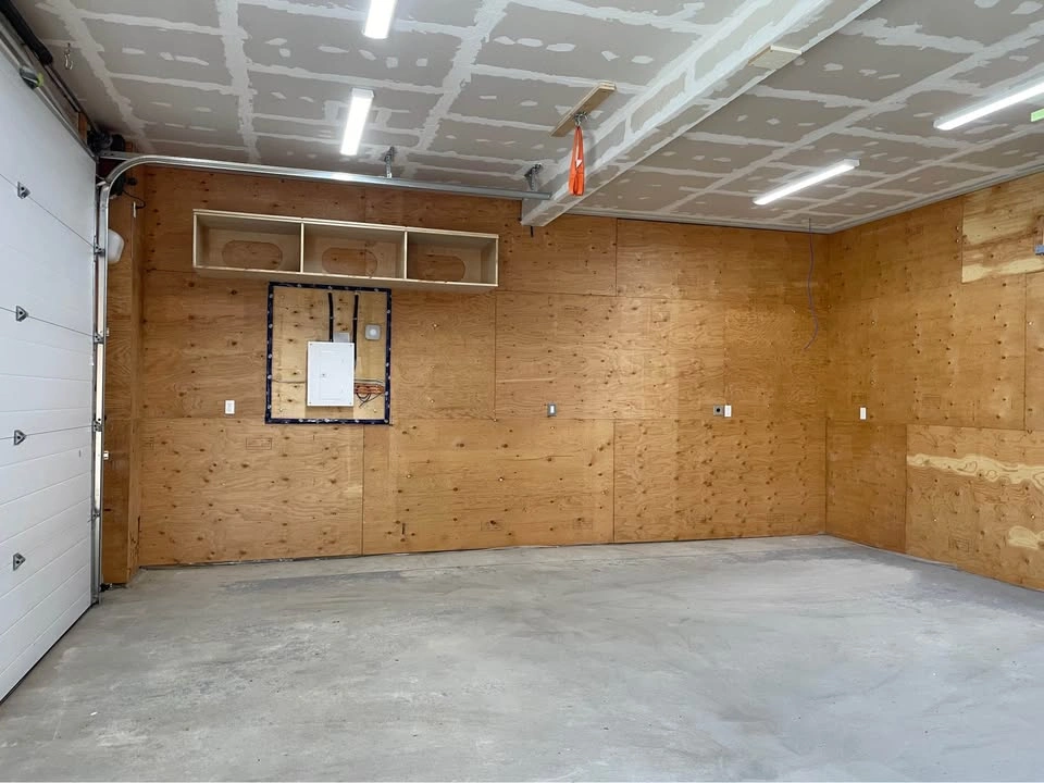 Heated Garage / Shop Space w Bathroom – NW Calgary (600 sq ft) - photo 3