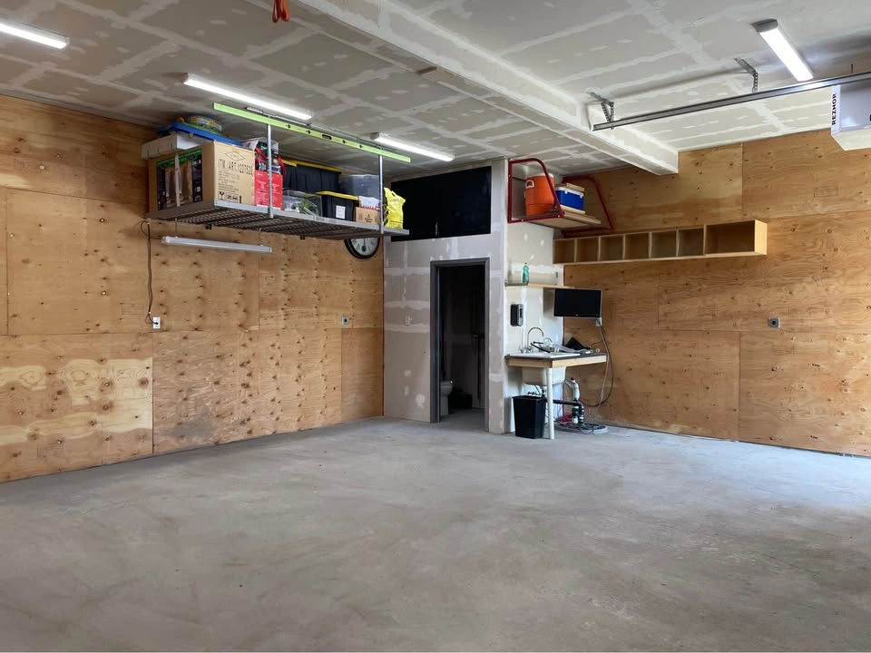Heated Garage / Shop Space w Bathroom – NW Calgary (600 sq ft) - photo 4
