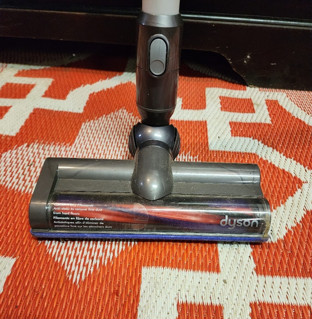 Dyson v6 Cordless Vacuum Cleaner - New Battery - photo 2