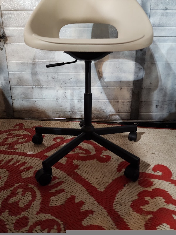 Small White Adjustable Bucket Seat Chair - photo 3
