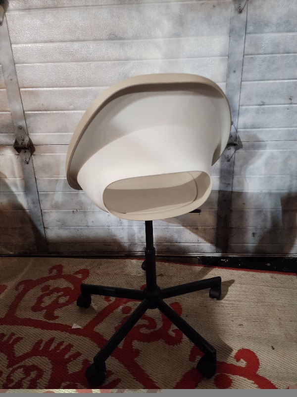 Small White Adjustable Bucket Seat Chair - photo 5