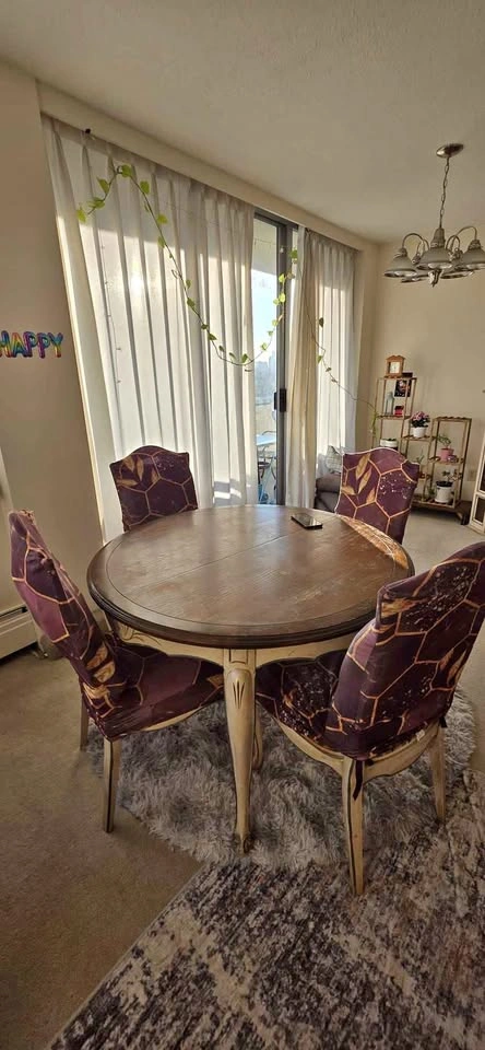 Extendable dining table + free chairs