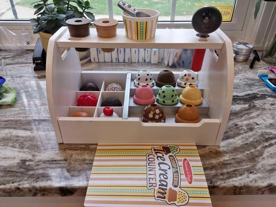Melissa & Doug Scoop & Serve Ice Cream Counter