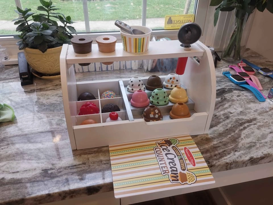 Melissa & Doug Scoop & Serve Ice Cream Counter - photo 2