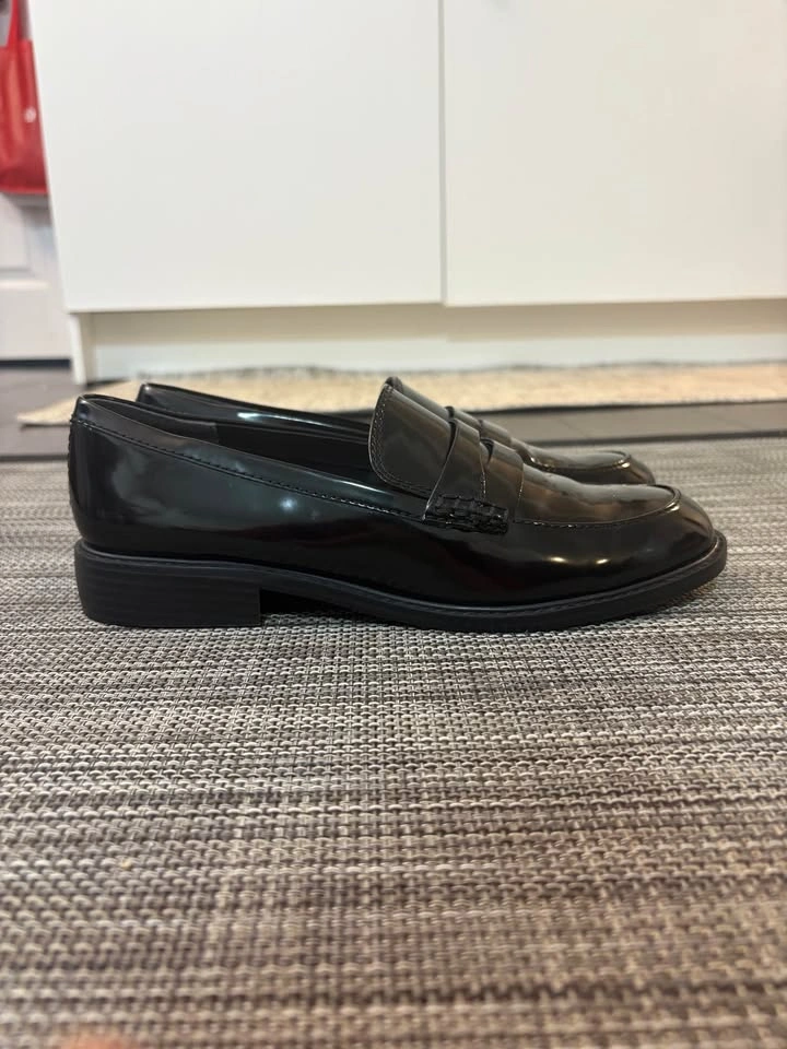 Size 8 Women’s Loafers - photo 2