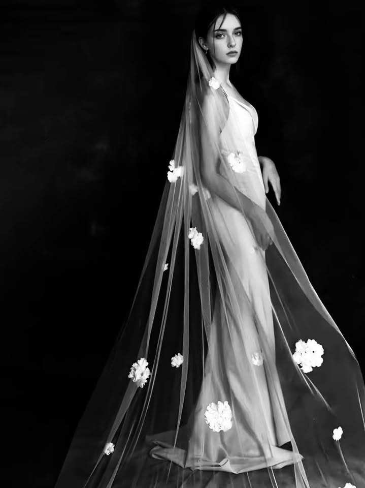 Soft white Floor Length Floral Veil - photo 2