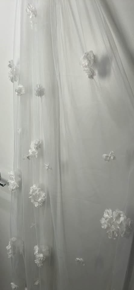 Soft white Floor Length Floral Veil - photo 3