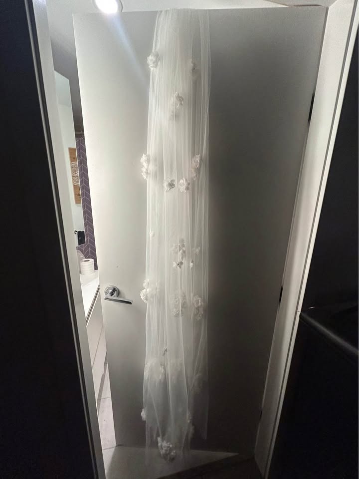 Soft white Floor Length Floral Veil - photo 4