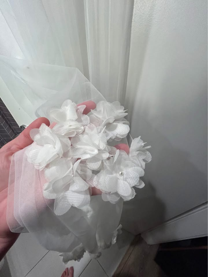 Soft white Floor Length Floral Veil - photo 5