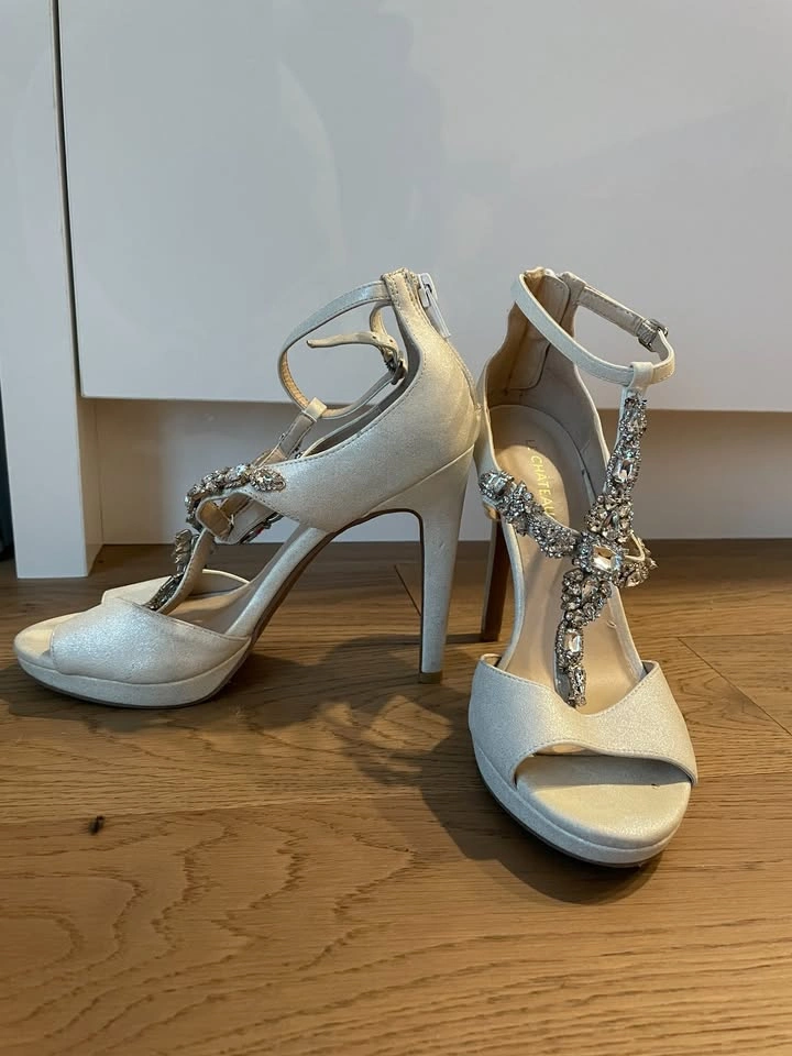 Le Chateau Sparkle/Pearl Heels - US 7