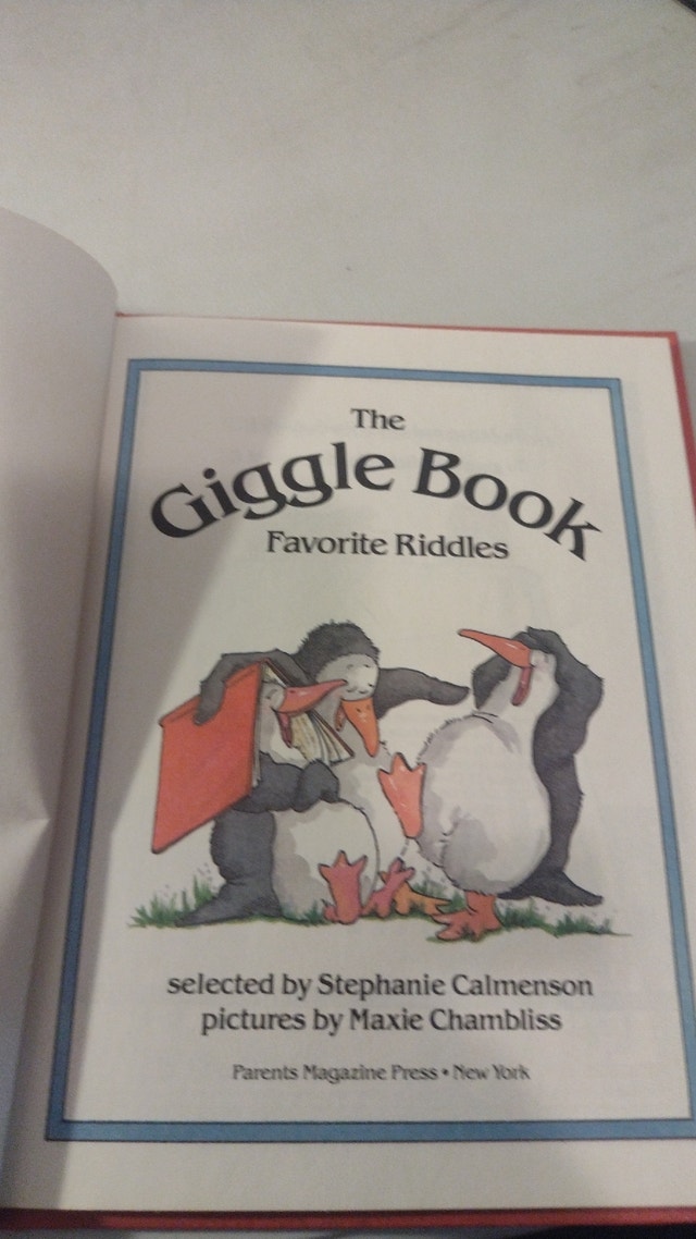The Giggle Book: Favorite Riddles - photo 3