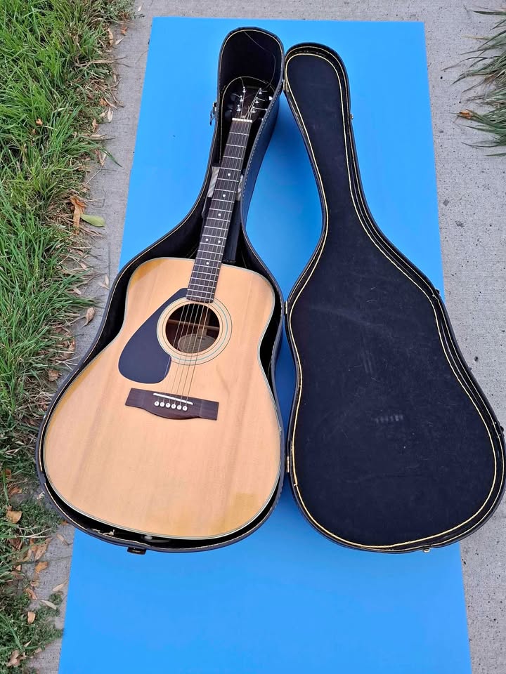 Left handed Yamaha FG335 acoustic guitar