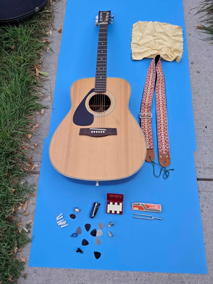 Left handed Yamaha FG335 acoustic guitar - photo 2