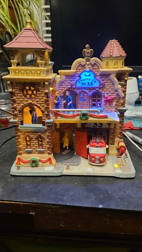 Lemax Fire Station No. 33 - photo 2