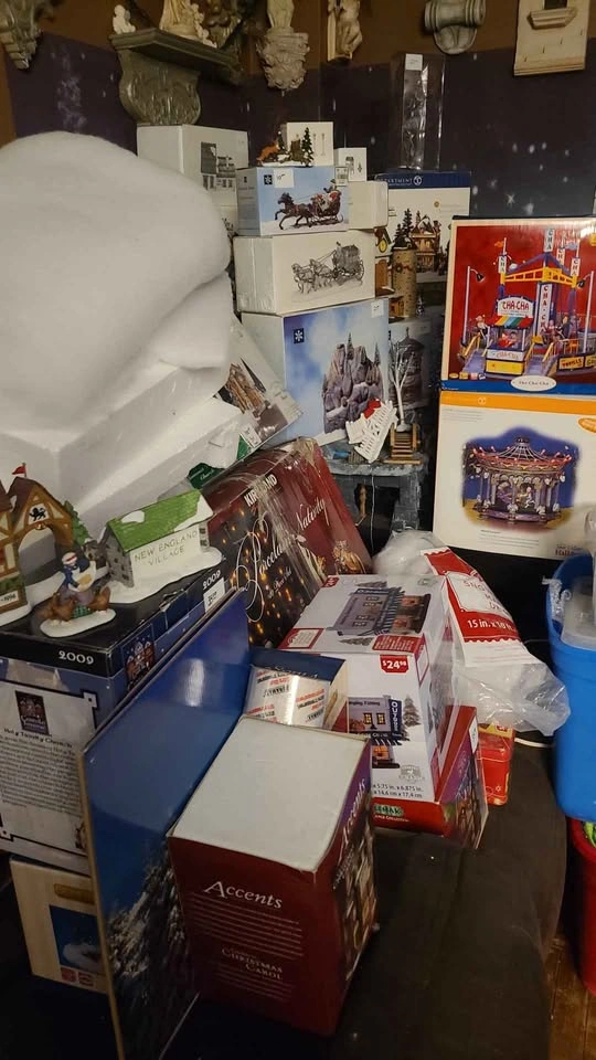 Christmas Village Reindeer Lodge - photo 2