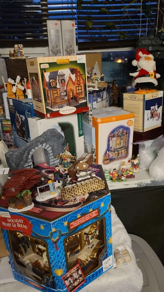 Christmas Village Reindeer Lodge - photo 3