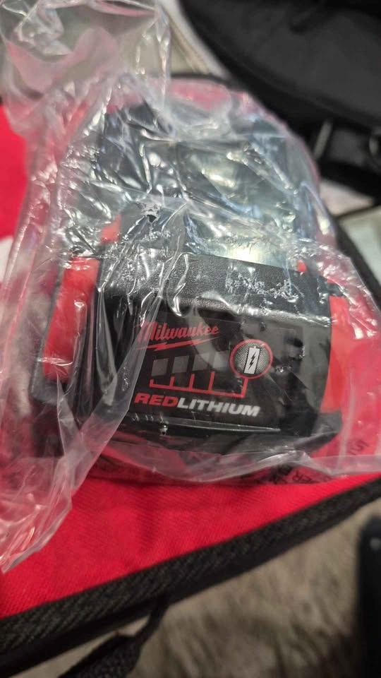 Brand new Milwaukee M18 battery REDLITHIUM Xc 5.0 Ah Kit set $11 - photo 2