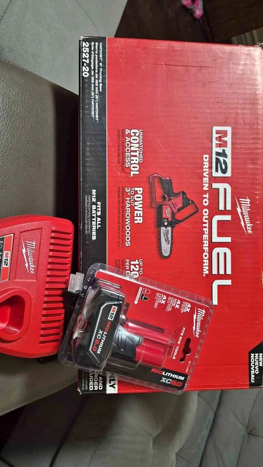 Milwaukee M12 Hatchet 6" Pruning Saw Kit (Charger & 6.0Ah Batter