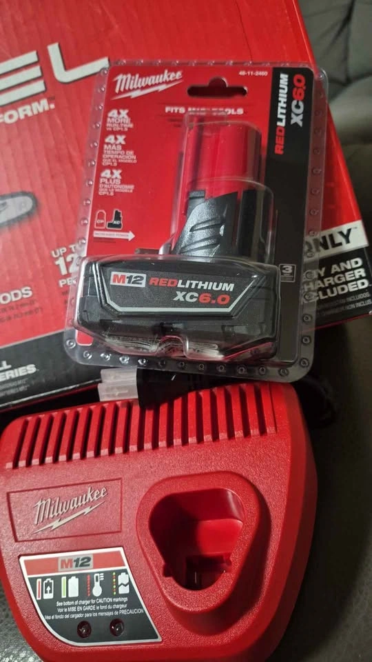 Milwaukee M12 Hatchet 6" Pruning Saw Kit (Charger & 6.0Ah Batter - photo 2