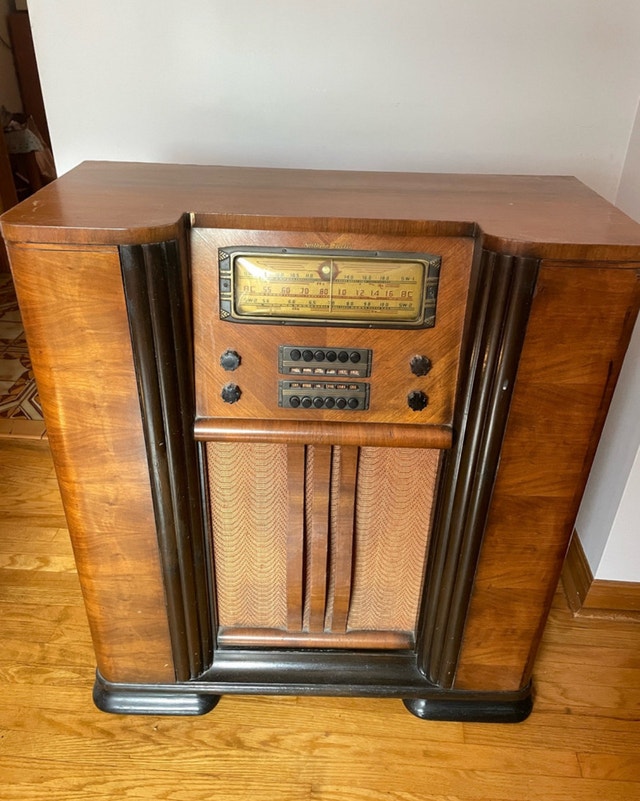 Antique Vintage Console Radio