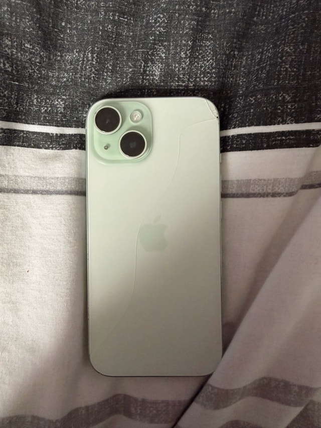 green iPhone 15 128gb (slightly cracked back)