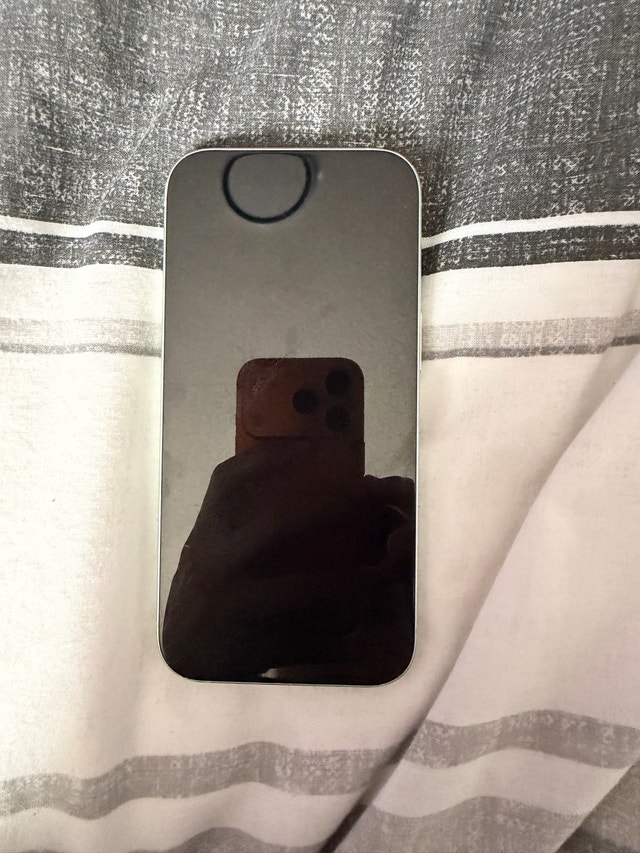 green iPhone 15 128gb (slightly cracked back) - photo 2