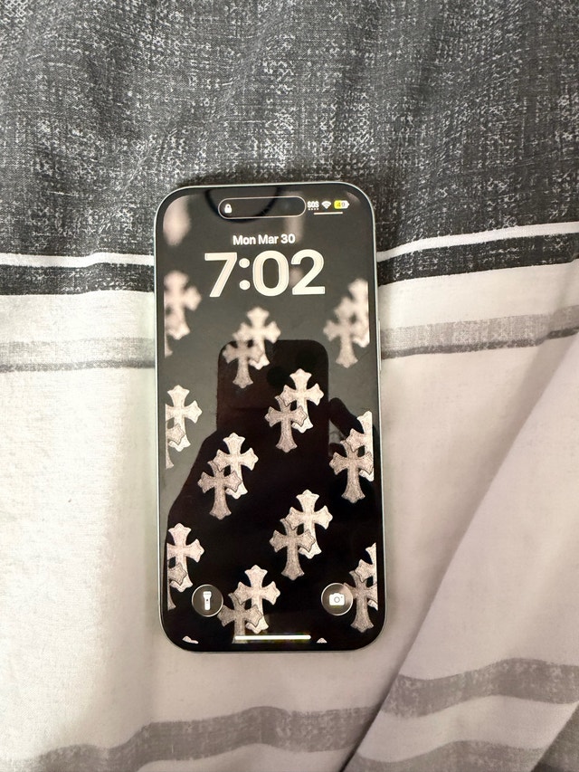 green iPhone 15 128gb (slightly cracked back) - photo 3
