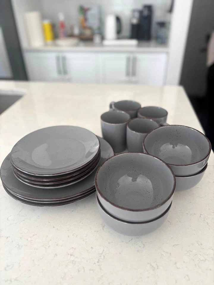 Grey Dinnerware Set – Modern Style 🍽️
