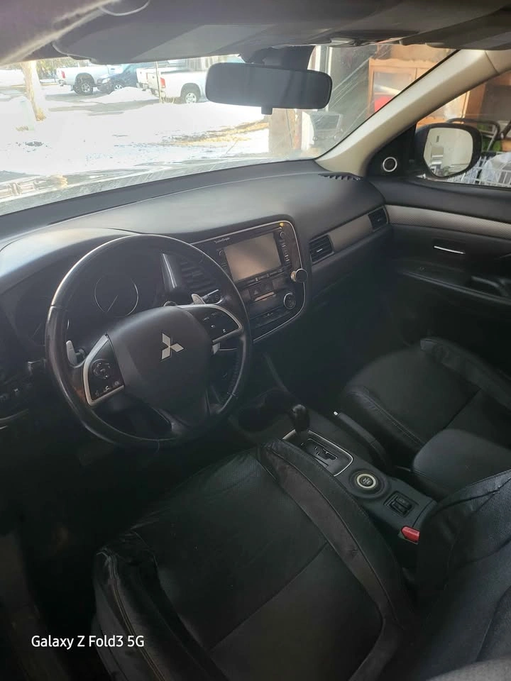 2014 Mitsubishi Outlander GT AWD V6 Only 109,000 km! $7500 OBO - photo 3