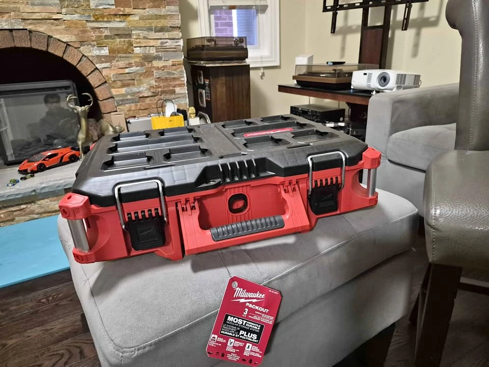 Milwaukee PACKOUT 22" Medium Tool Box