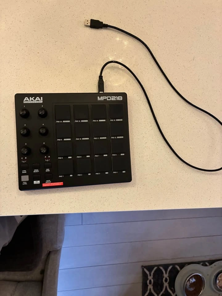 Akai Professional MPD218 MIDI Pad Controller - photo 2