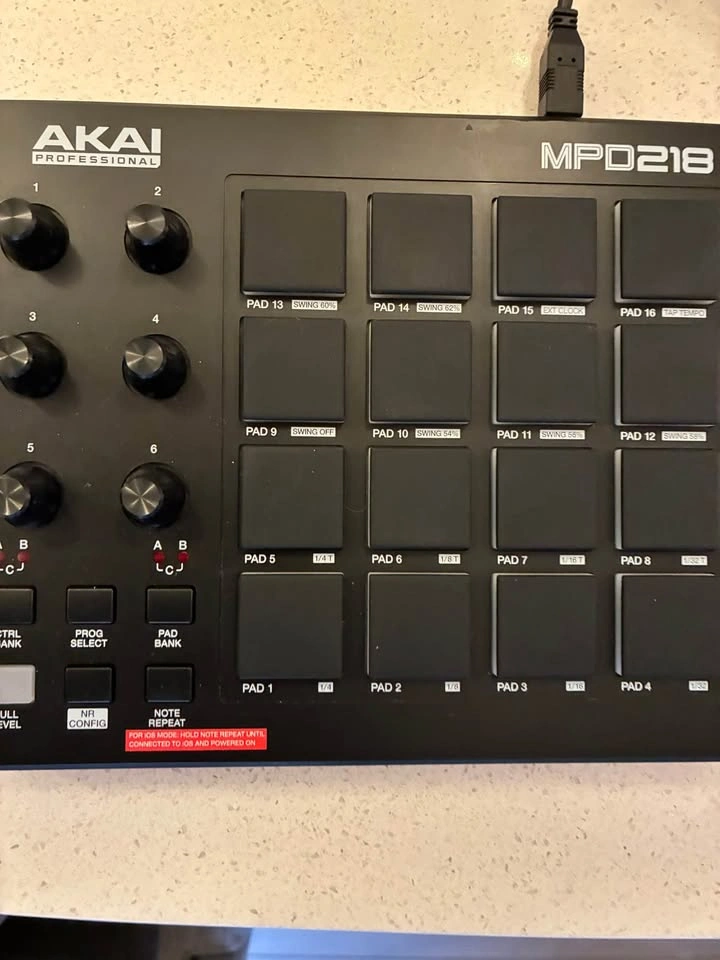 Akai Professional MPD218 MIDI Pad Controller - photo 3