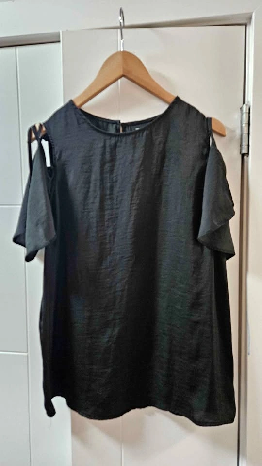 WHO WHAT WEAR Black Cold Shoulder Top S