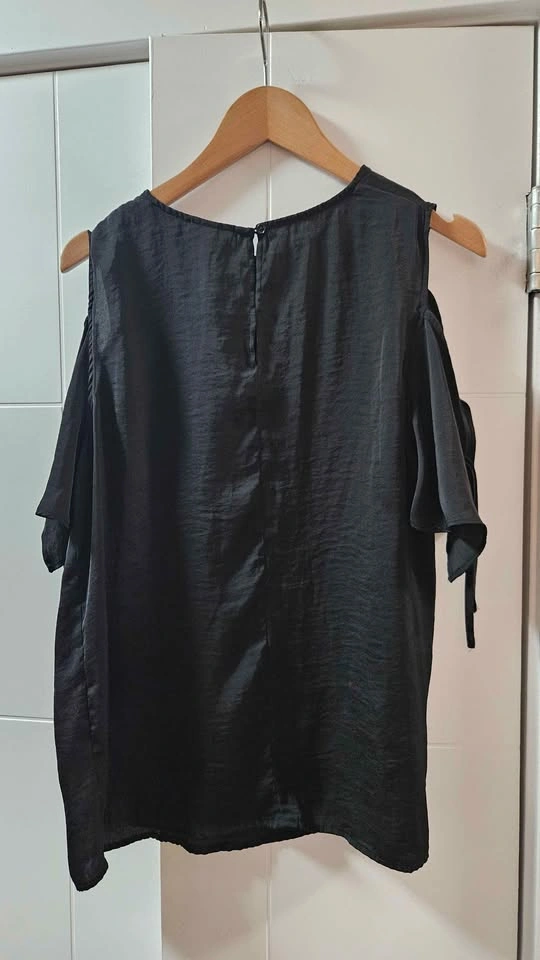 WHO WHAT WEAR Black Cold Shoulder Top S - photo 2