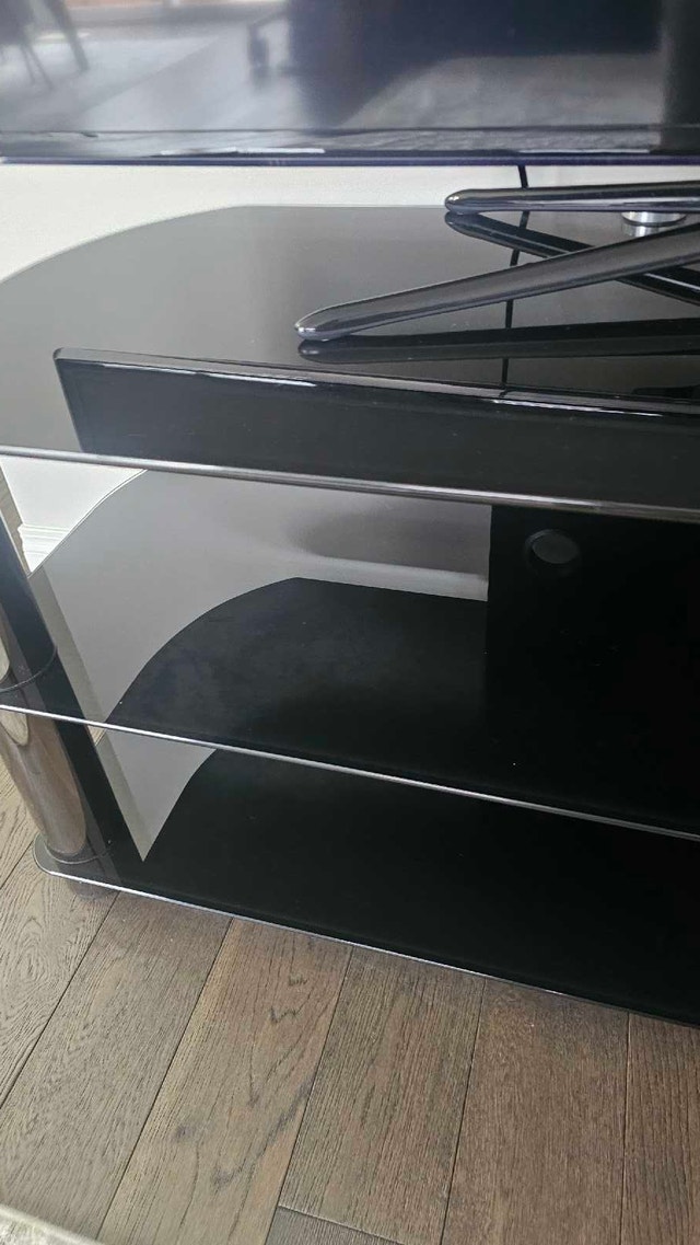 Black Glass TV Table - photo 2
