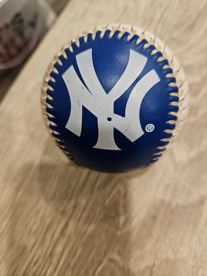 1996 NY Yankees Burger King Baseball - photo 2