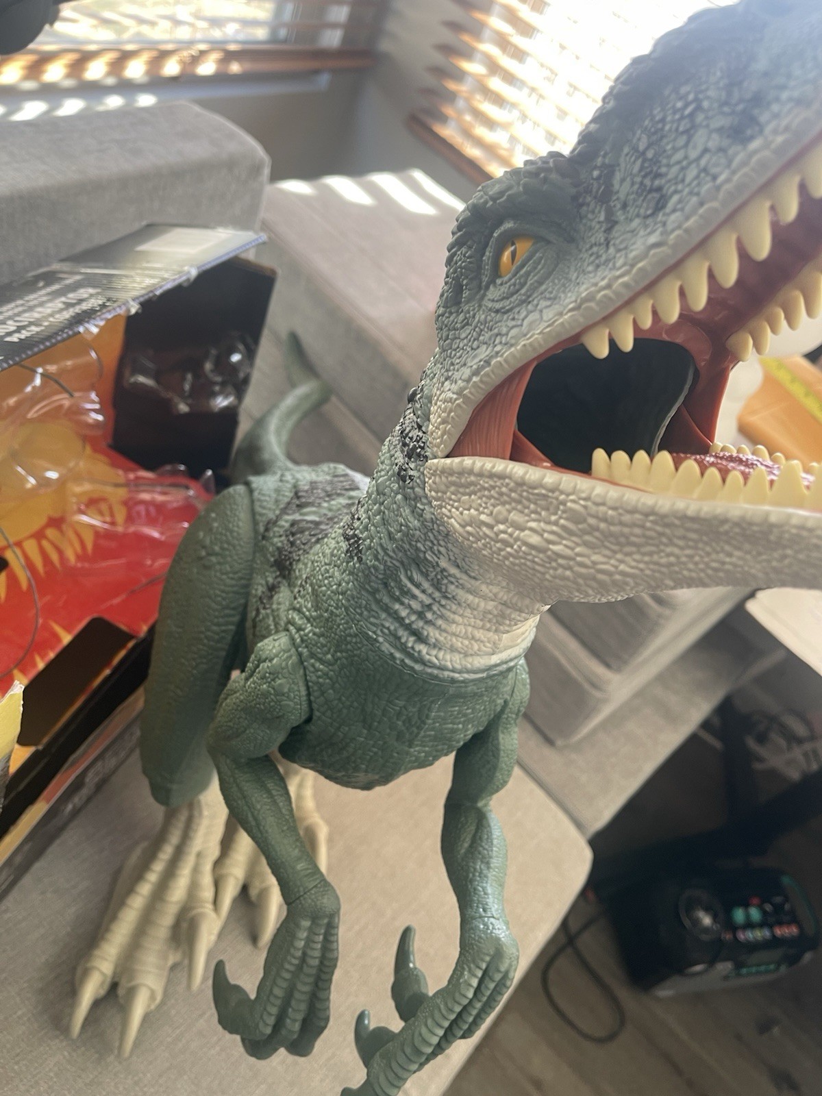 Jurassic World Super Colossal Atrociraptor Pack w/ 2 Minis - photo 5