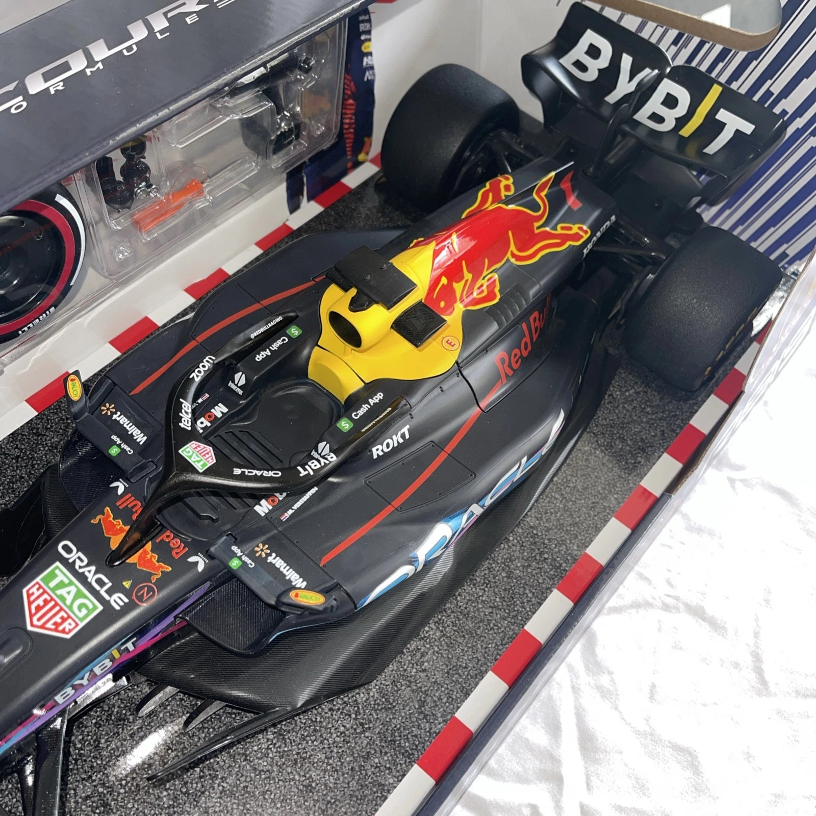 Maisto RC Red Bull Racing RB19 Max Verstappen #1 1:10 Scale - Br - photo 4