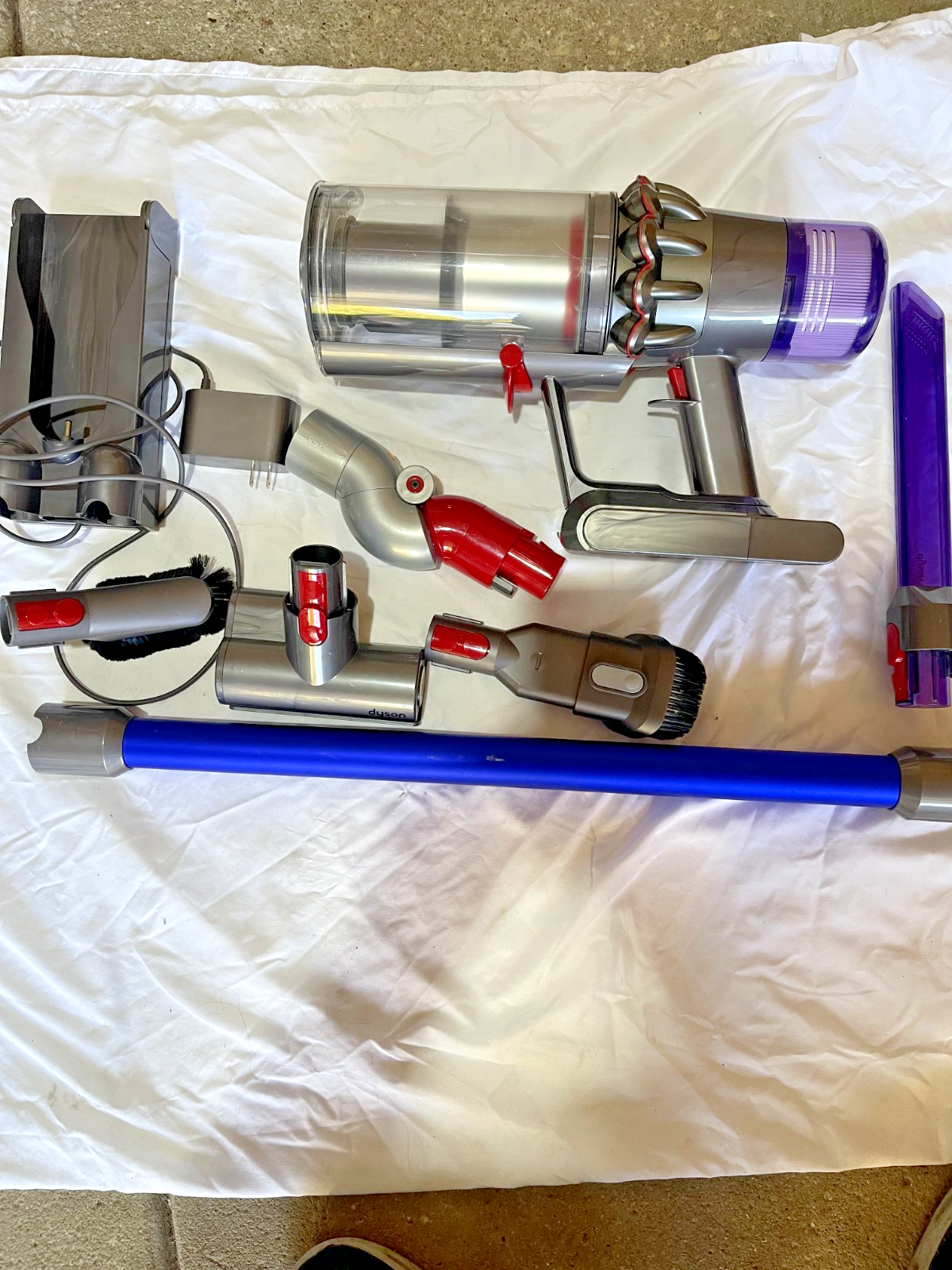 Dyson V11 Torque Drive+ Iron Blue Pre Owned In Great Condition - photo 5