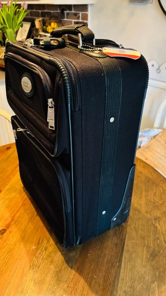 Like new American Tourister Carry On Luggage - photo 2