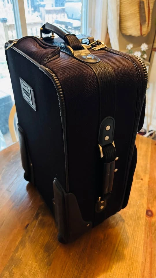 Like new American Tourister Carry On Luggage - photo 3