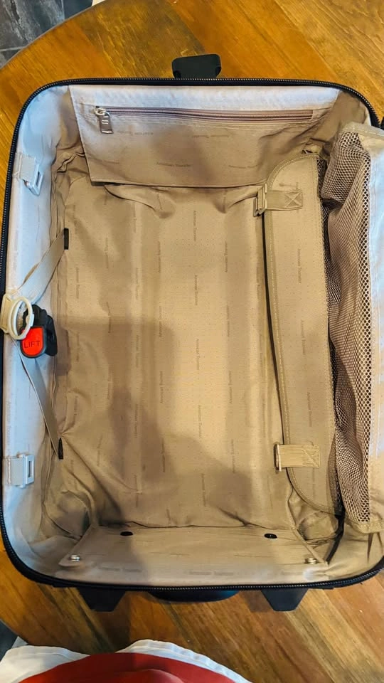 Like new American Tourister Carry On Luggage - photo 4