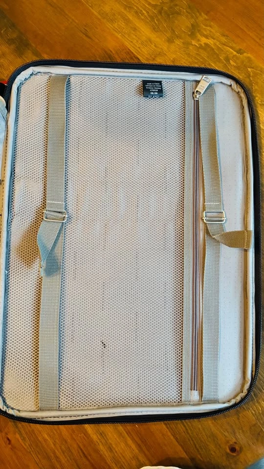 Like new American Tourister Carry On Luggage - photo 5