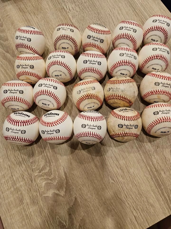 Huge Baseball Lot! 29 Practice Balls + 5 Vintage Yankees Souveni - photo 2
