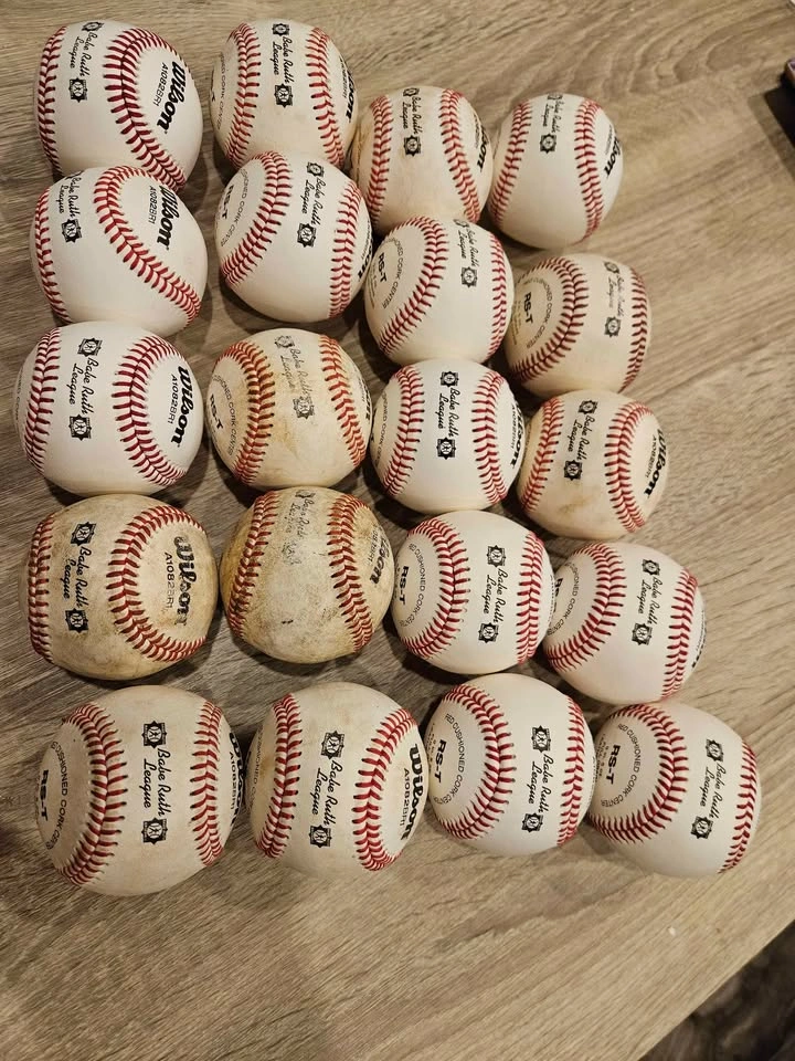 Huge Baseball Lot! 29 Practice Balls + 5 Vintage Yankees Souveni - photo 3